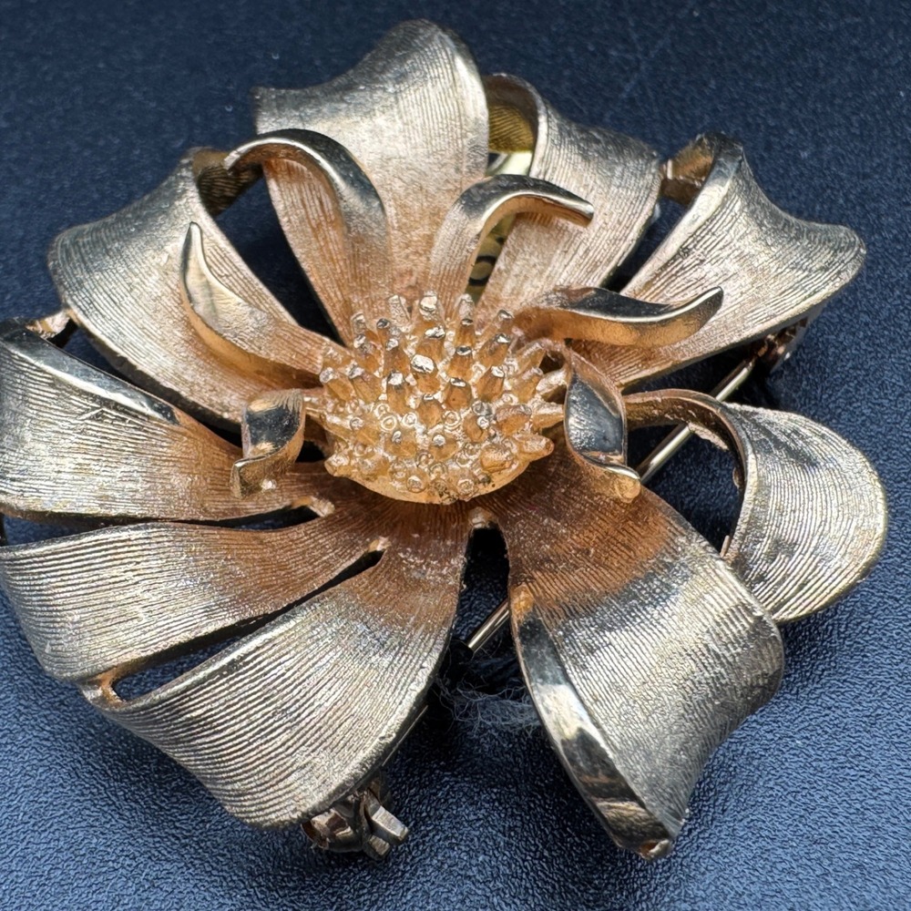 Vintage Coro Gold Tone Flower Brooch Original Tag Floral Pin‎ MCM 2.5 Inch